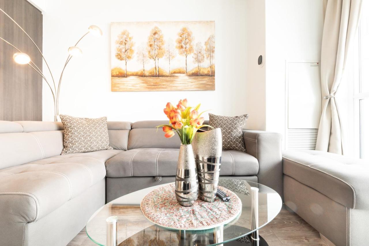 Bright Condo In The Heart Of Toronto Bagian luar foto