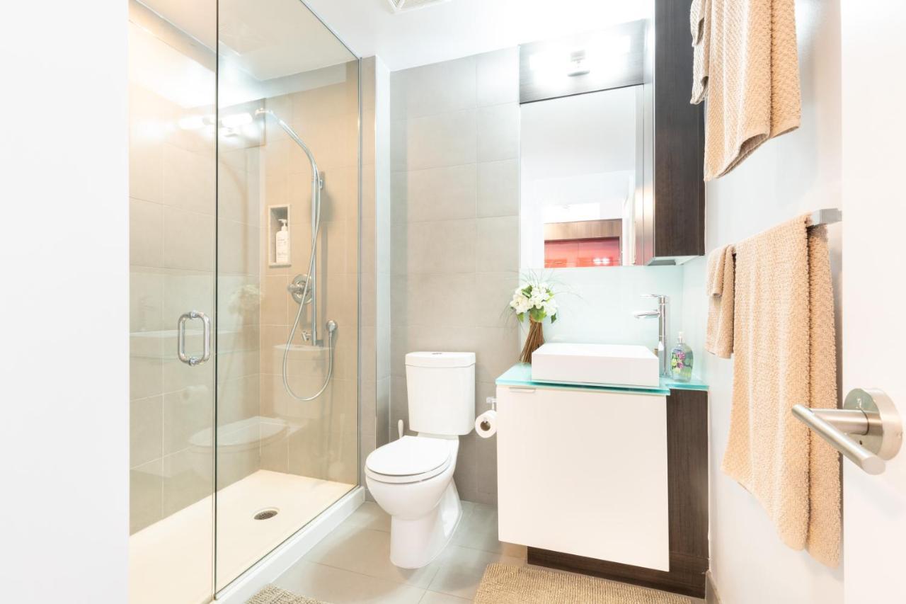 Bright Condo In The Heart Of Toronto Bagian luar foto
