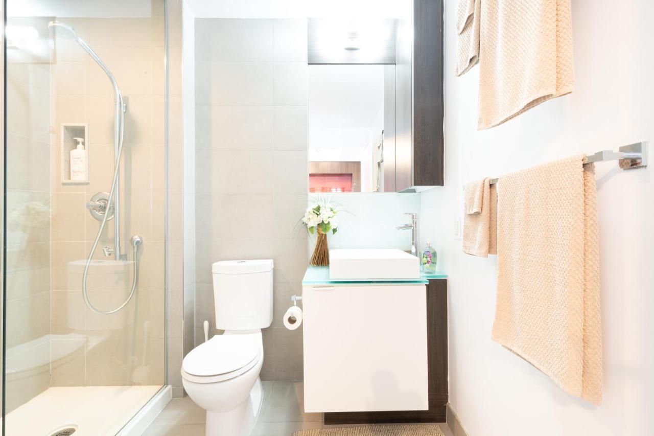 Bright Condo In The Heart Of Toronto Bagian luar foto