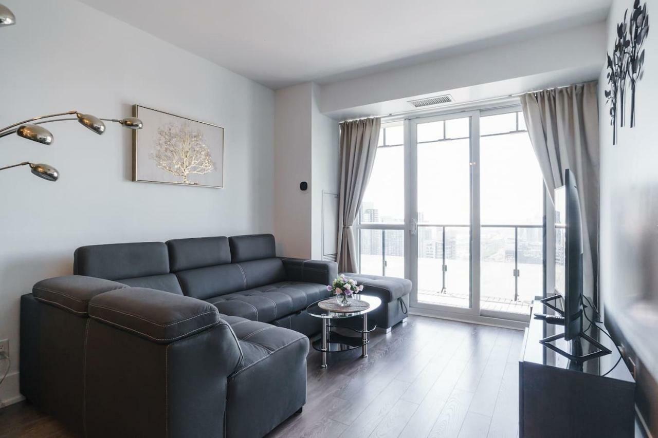 Bright Condo In The Heart Of Toronto Bagian luar foto