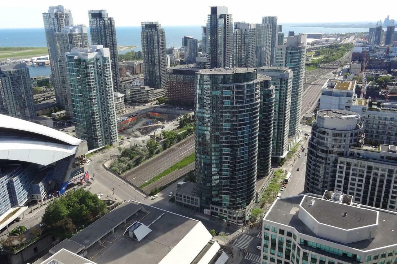 Bright Condo In The Heart Of Toronto Bagian luar foto
